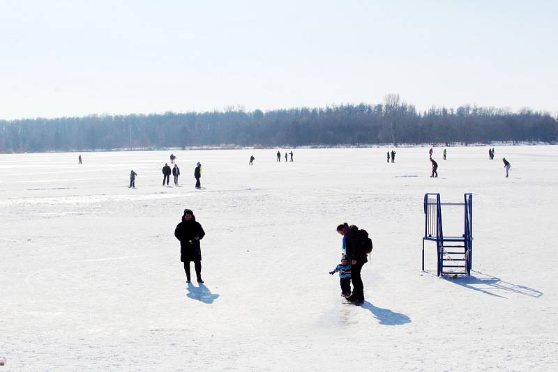 Zamrzlé rybníky v Polabci i zdejší Jezero přilákaly o víkendu desítky bruslařů.