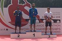 MISTR SVĚTA. Kanoista Lokomotivy Nymburk Ondřej Petr (uprostřed) získal zlatou medaili na světovém šampionátu, který se konal v Portugalsku.