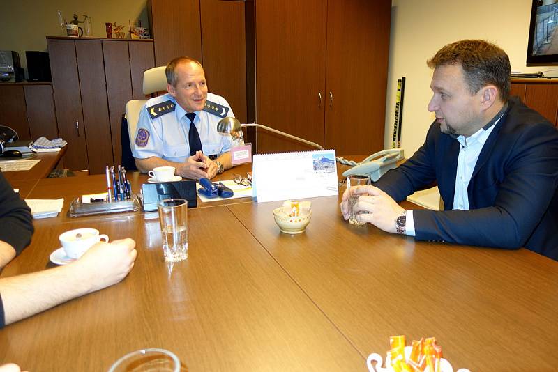 Poslanec Marian Jurečka na jednání s ředitelem jiřické věznice  Petrem Sukem.