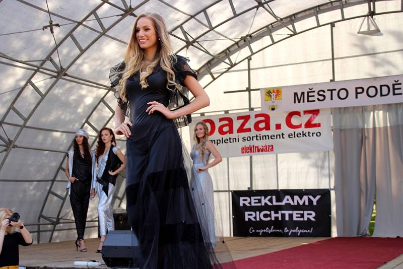 Finalistky Miss České republiky defilovaly v Poděbradech u lázeňské kolonády.