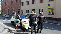 Ke srážce osobního vozu a ženy došlo v úterý po čtvrté odpoledne v centru Nymburka na Boleslavské třídě. Pro sraženou ženu přiletěl vrtulník.