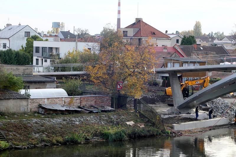 Lávka se pro veřejnost otevře už v pátek v 16 hodin současně s jejím rozsvícením.