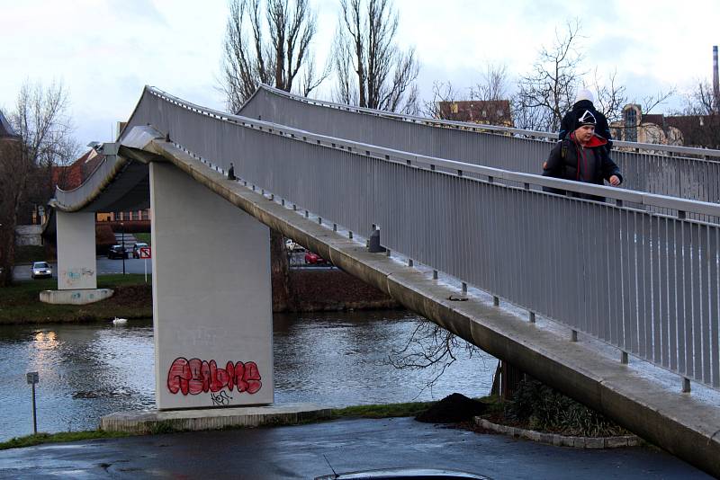 Nymburská lávka přes Labe.