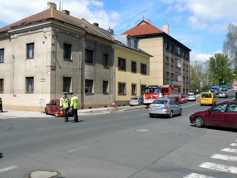 Na křižovatce ulic Boleslavská a V Kolonii došlo ke střetu Škody Fabia a policejního vozu, který pod houkačkami spěchal k jinému případu.