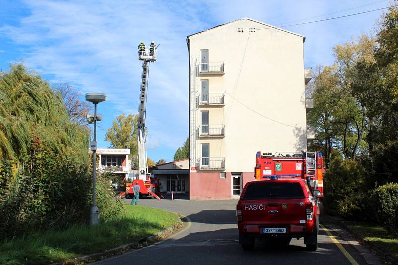 Nymburští hasiči museli vyjet také ke Sportcentru, kde se na střeše uvolnilo několik krajních plechů u budov hned vedle hlavního vchodu do Sportovního centra.