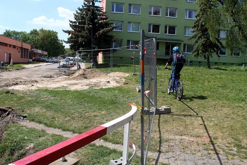 Mostek, který spojoval Brigádnickou ulici se sídlištěm a stál nad potokem Liduška, už neexistuje.