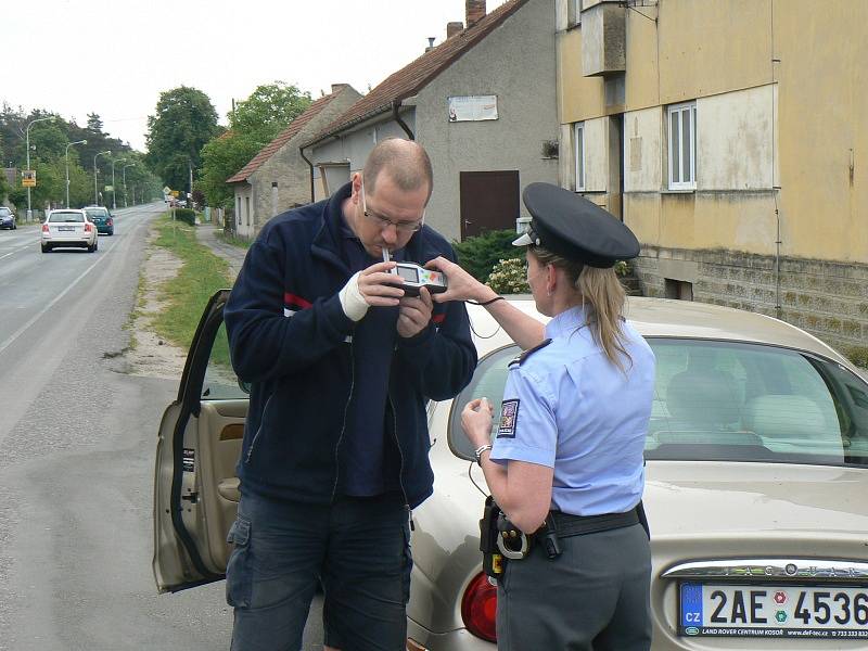 Při dopravní akci asistovaly děti z Kostelní Lhoty