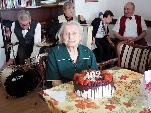 V poděbradském Luxoru oslavila paní Lejnarová sto druhé narozeniny