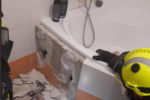Nevšední zásah hasičů, zachraňovali psa zaklíněného v koupelně pod obezděnou vanou.