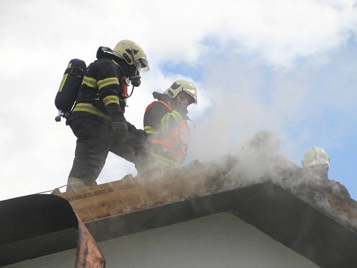 Požár střechy rodinného domu v Průhonicích.