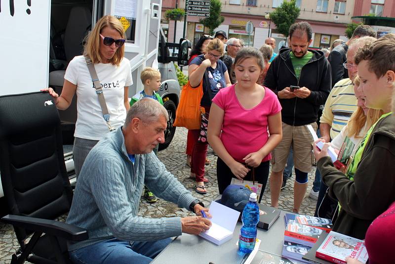 Setkání příznivců i odpůrců Andreje Babiše na náměstí v Nymburce.