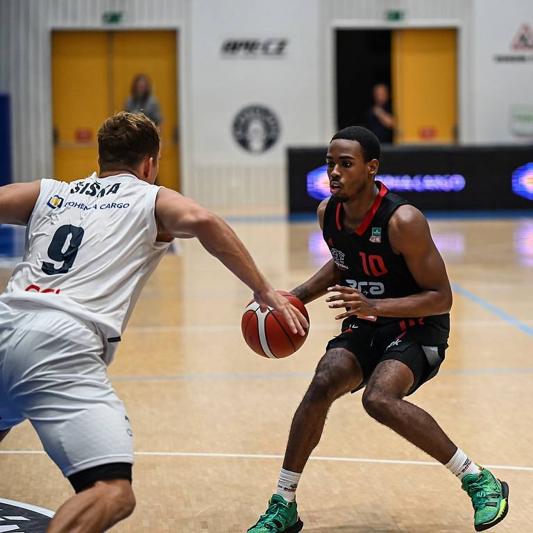 Z basketbalového utkání Kooperativa NBL Děčín - Nymburk (74:92)