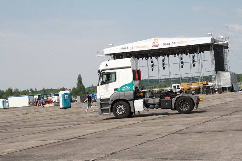 Přípravy na první festival sezony Votvírák v Milovicích vyvrcholily ve čtvrtek.