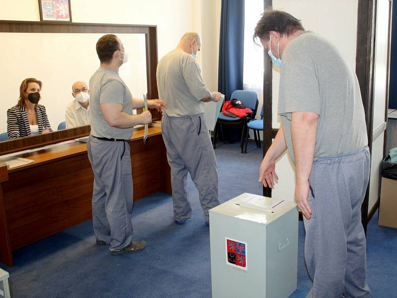 Parlamentní volby ve věznici v Jiřicích.