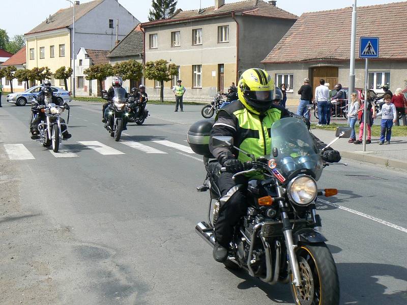 Sraz motorkářů v Městci, motomše, požehnání strojům a odjezd na spanilou jízdu