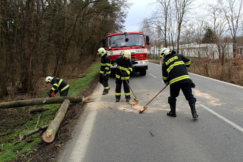 Předem avizované poryvy silného větru znamenaly komplikace také na Nymbursku. V půl čtvrté vítr shodil strom přes celou silnici v Babíně. Hasiči za pár minut silnici v obou směrech zprovoznili.