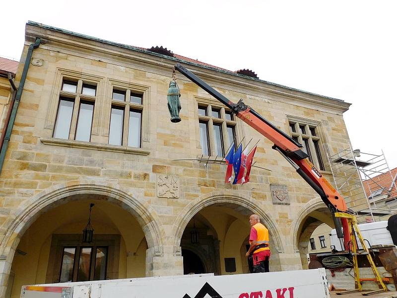 Socha svatého Václava, která byla umístěna v patře přímo na rohu nymburské radnice, před několika dny zmizela. Je to proto, že se jí ujali restaurátoři a dostane se jí potřebné péče.