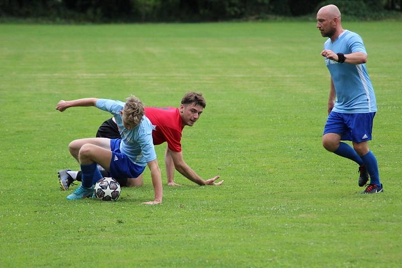 Z fotbalového utkání turnaje v Přehradí. Utkání domácího týmu s rezervou Sokolče