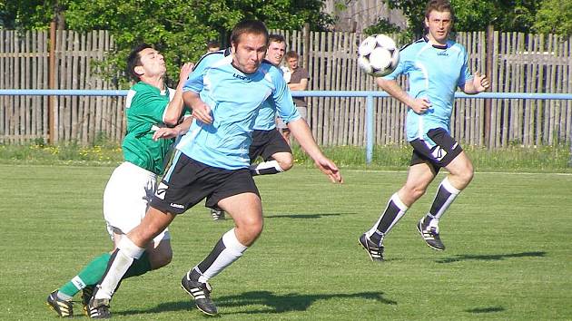 Z fotbalového okresního derby krajské I.B třídy Sadská - Polaban Nymburk B (4:3)