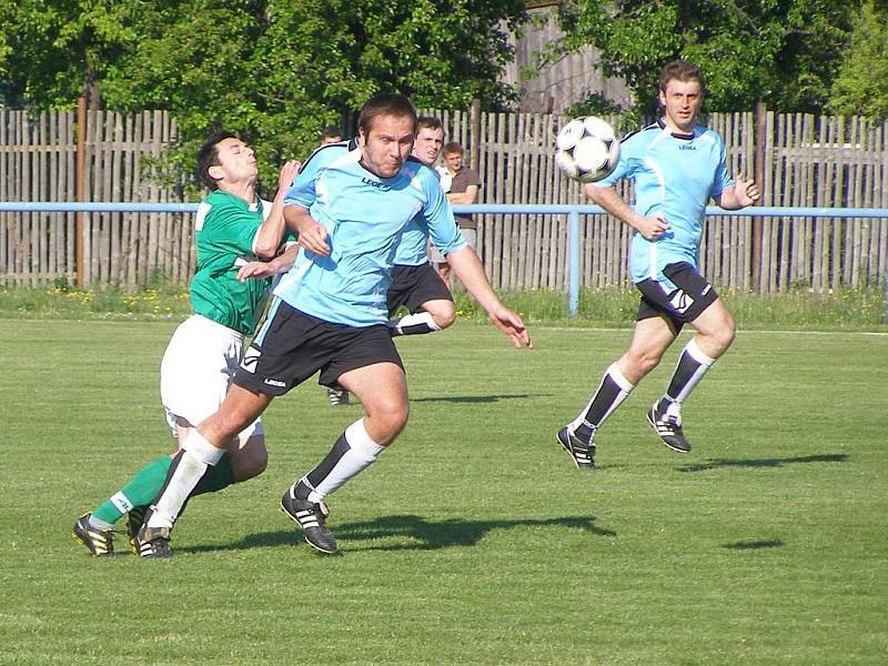 Z fotbalového okresního derby krajské I.B třídy Sadská - Polaban Nymburk B (4:3)