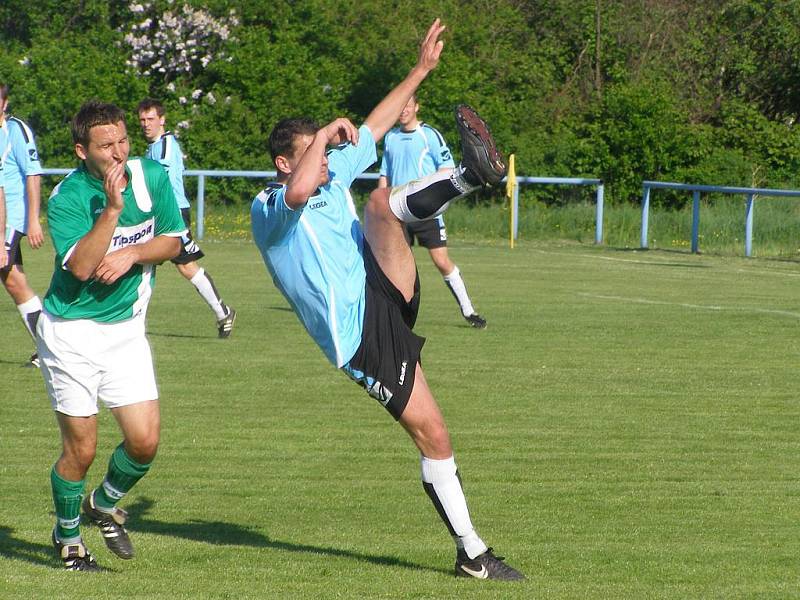 Z fotbalového okresního derby krajské I.B třídy Sadská - Polaban Nymburk B (4:3)