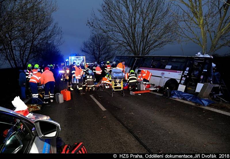 Vážná nehoda autobusu příměstské linky číslo 316 a osobního auta, k níž došlo čtyři hodiny po pátečním poledni na silnici II/240 u obce Horoměřice na Praze-západ.