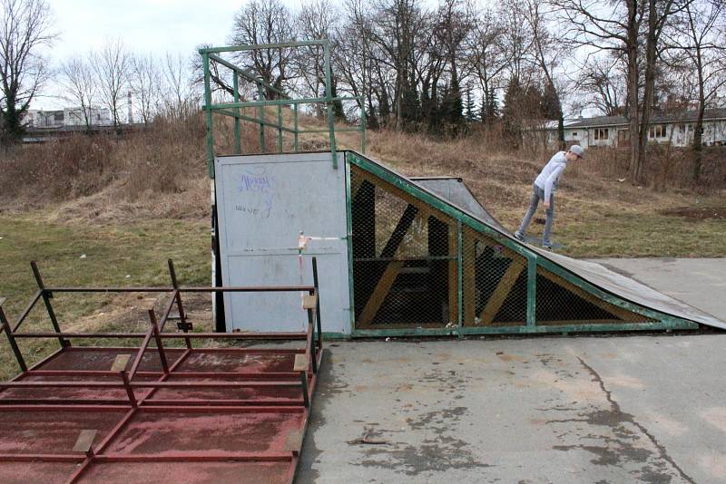 Vandalové poničili nymburský skatepark.