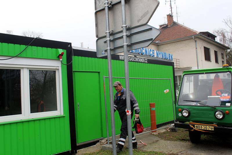 Uzamčené všechny vchody kromě hlavního. U vrátnice zelené buňky, do kterých musí každý. To je část opatření nymburské nemocnice, které zavádí v souvislosti s šíření koronavirem.