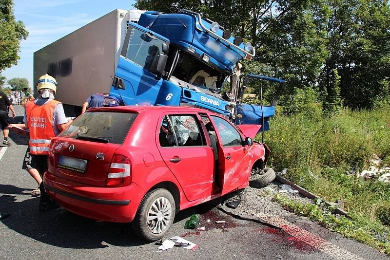 Při nehodě bylo zraněno šest lidí včetně malého chlapce, který utrpěl těžké zranění hlavy a byl v bězvědomí.