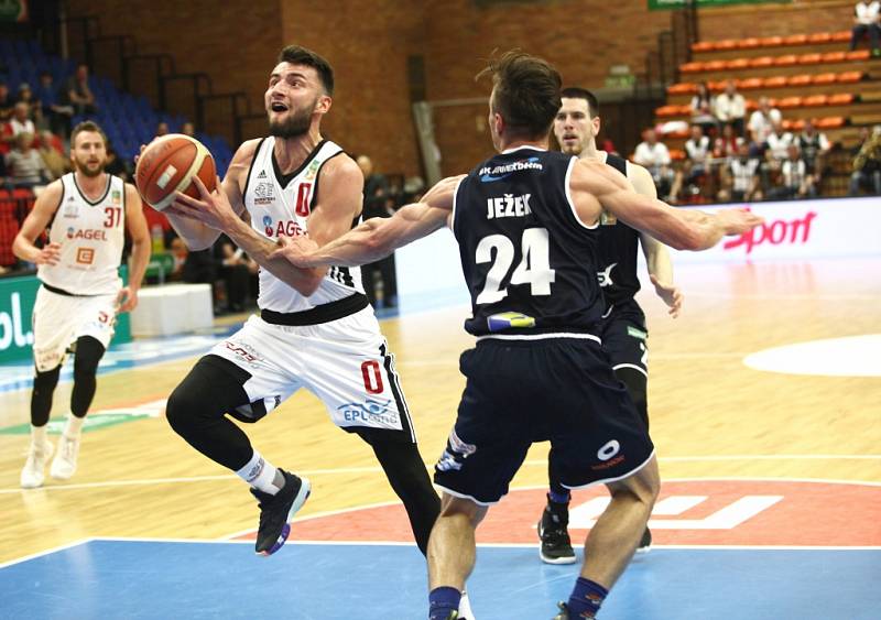 Z basketbalového utkání nadstavby Kooperativa NBL Nymburk - Děčín (97:53)