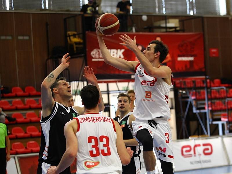 Z basketbalového utkání Final 8 Českého poháru Nymburk - Hradec Králové (103:64)