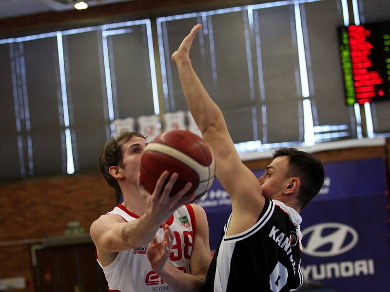 Z basketbalového utkání Final 8 Českého poháru Nymburk - Hradec Králové (103:64)