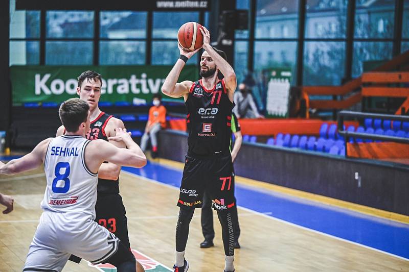 Z basketbalového utkání Kooperativa NBL USK Praha - Nymburk (80:85)