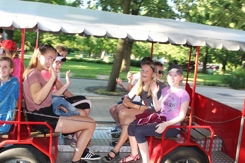 Happeningová akce skupiny Sólový sbor s názvem Tramvaj do Poděbrad pohladila po duši.