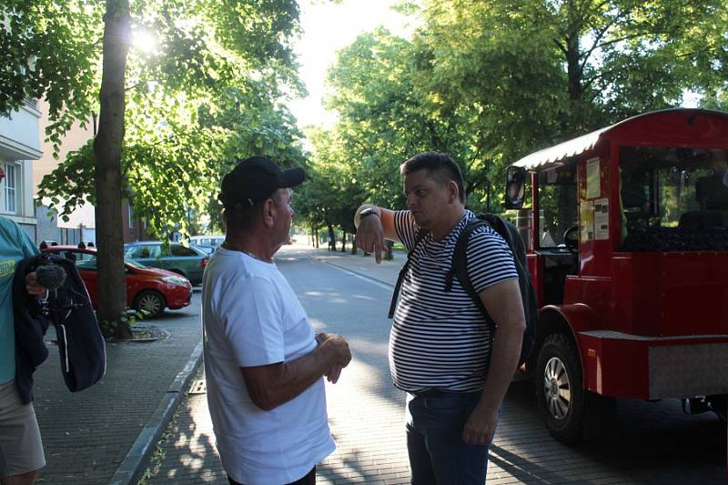 Happeningová akce skupiny Sólový sbor s názvem Tramvaj do Poděbrad pohladila po duši.