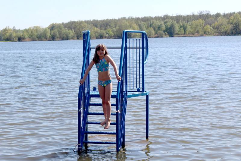 Poděbradské Jezero se letos poprvé alespoň částečně zaplnilo návštěvníky.