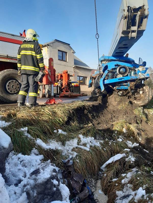 Nezapomenutelný pohled se ve středu naskytl nymburským hasičům. Před kruhovým objezdem na výjezdu z města na Mladou Boleslav bouraly dva nákladní automobily, z nichž jeden navíc ještě narazil do rozvodné skříně u plotu stavební firmy.