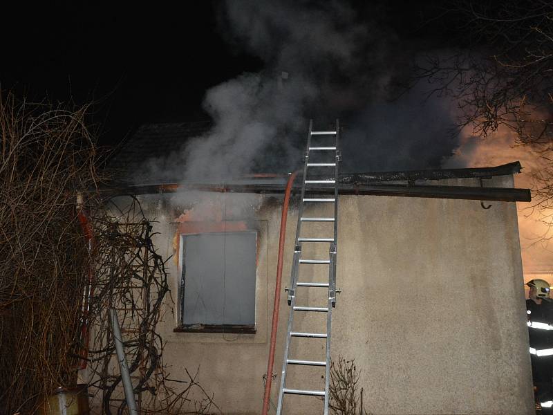 Požár domu v Jirnech způsobil téměř milionovou škodu.