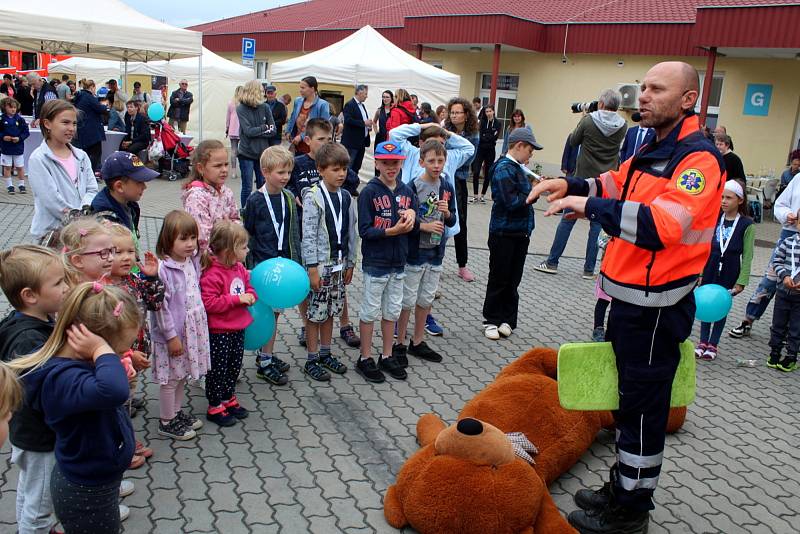 Oslavy 140 let existence nymburské nemocnice vypukly ve čtvrtek dvě hodiny po poledni přímo v nemocničním areálu.