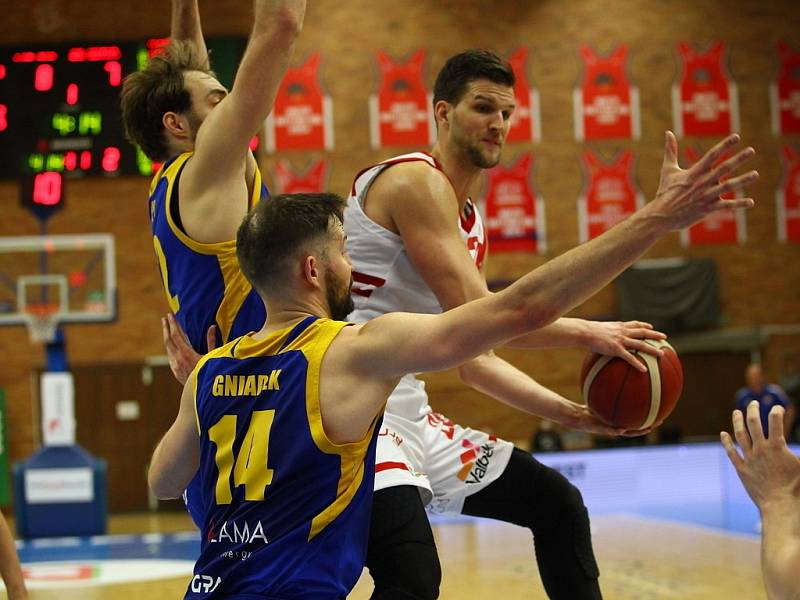 Z basketbalového utkání Kooperativa NBL Nymburk - Opava (87:70)