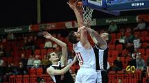 Z basketbalového utkání nadstavbové části Kooperativa NBL Nymburk - Hradec Králové (110:83)