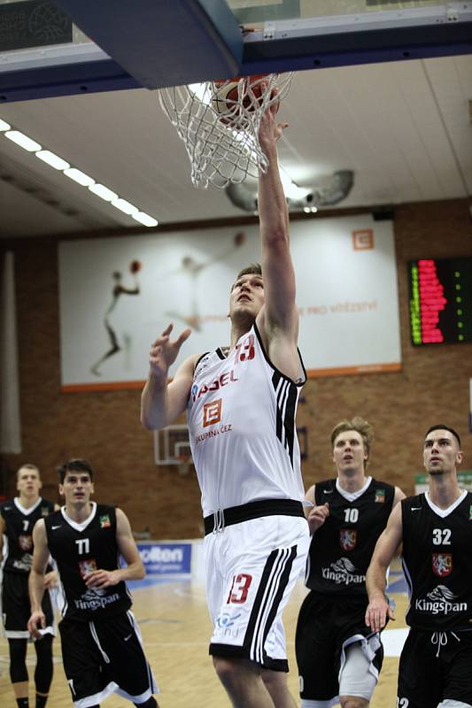 Basketbalisté Nymburka jasně vyhráli nad Hradcem Králové 100:71.