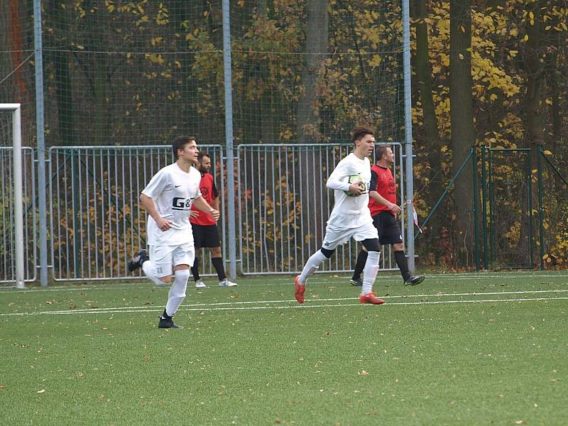 Fotbalisté rezervy poděbradské Bohemie (v bílém) hráli na svém hřišti nerozhodně 2:2 s týmem Kostomlat.