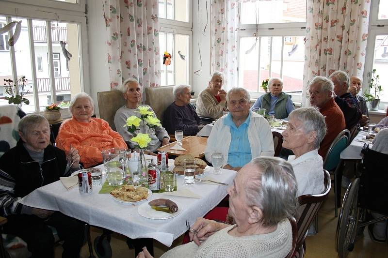 V poděbradském domově seniorů oslavili Mezinárodní den žen a masopust najednou