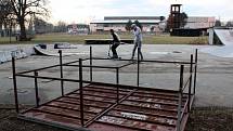 Vandalové poničili nymburský skatepark.