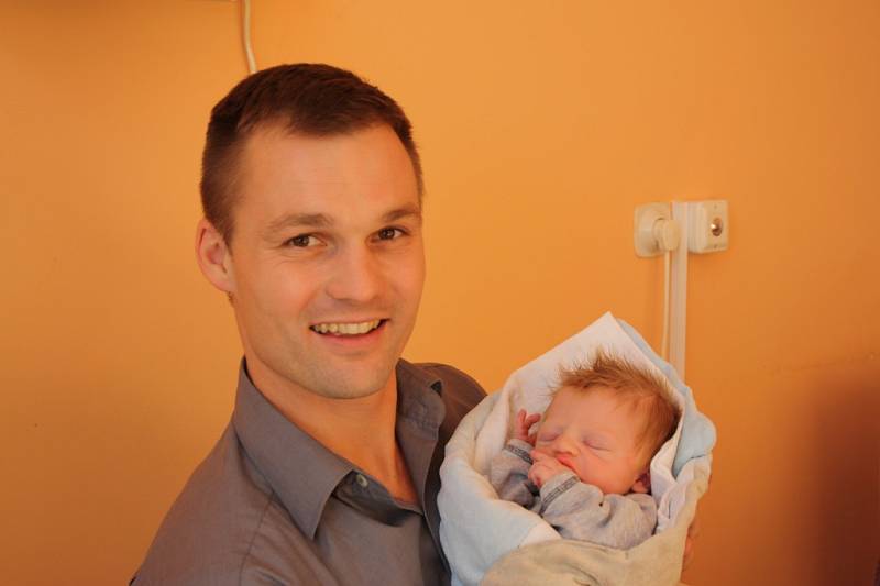 PÉŤA MÁ JMÉNO PO TÁTOVI. Petr PODZEMSKÝ se prvně rozhlédl po světě 2. listopadu 2015 v 7.07 hodin. Klouček vážil 3 450 g a měřil 52 cm. Je zatím prvním potomkem rodičů Dany a Petra z Berouna. 