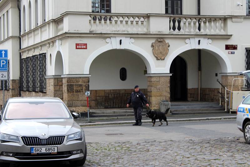 Manévry policistů, hasičů a záchranářů kolem soudu na Kostelním náměstí v Nymburce kvůli nahlášené bombě.