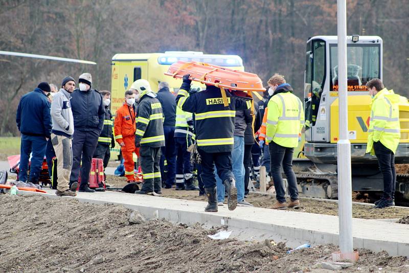 Záchrana zavaleného dělníka z výkopu v ulici K Lávce v Nymburce.