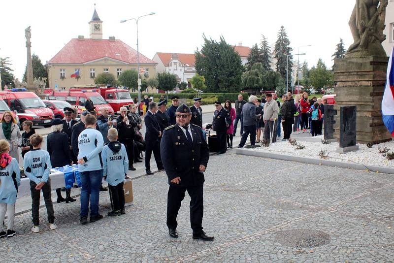 Velká sláva se uskutečnila v sobotu odpoledne na hlavním náměstí v Sadské. Ve zdejší opravené budově bylo otevřeno první důstojné hasičské muzeum v rámci širokého regionu.