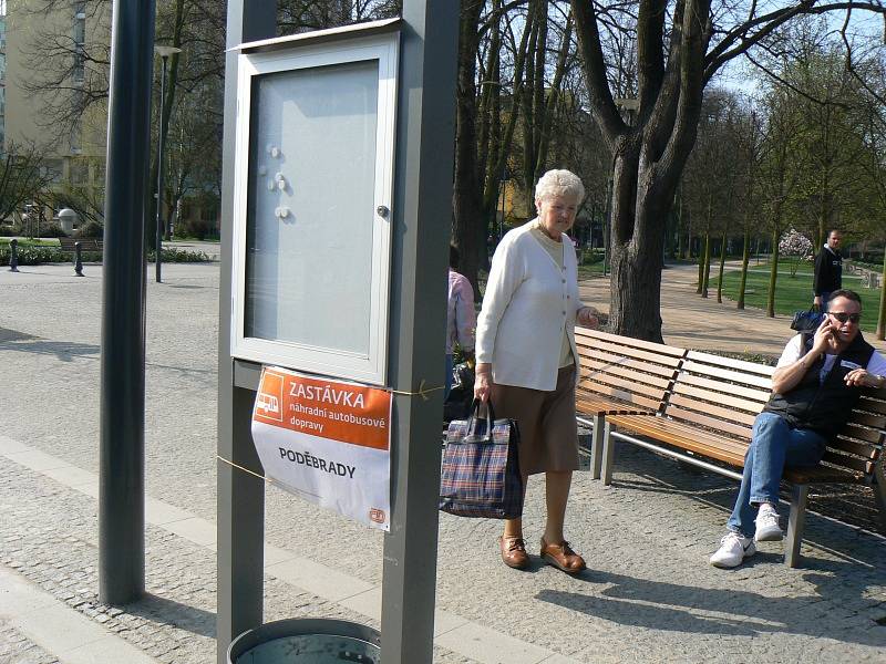 Čtvrtek dopoledne na poděbradském nádraží